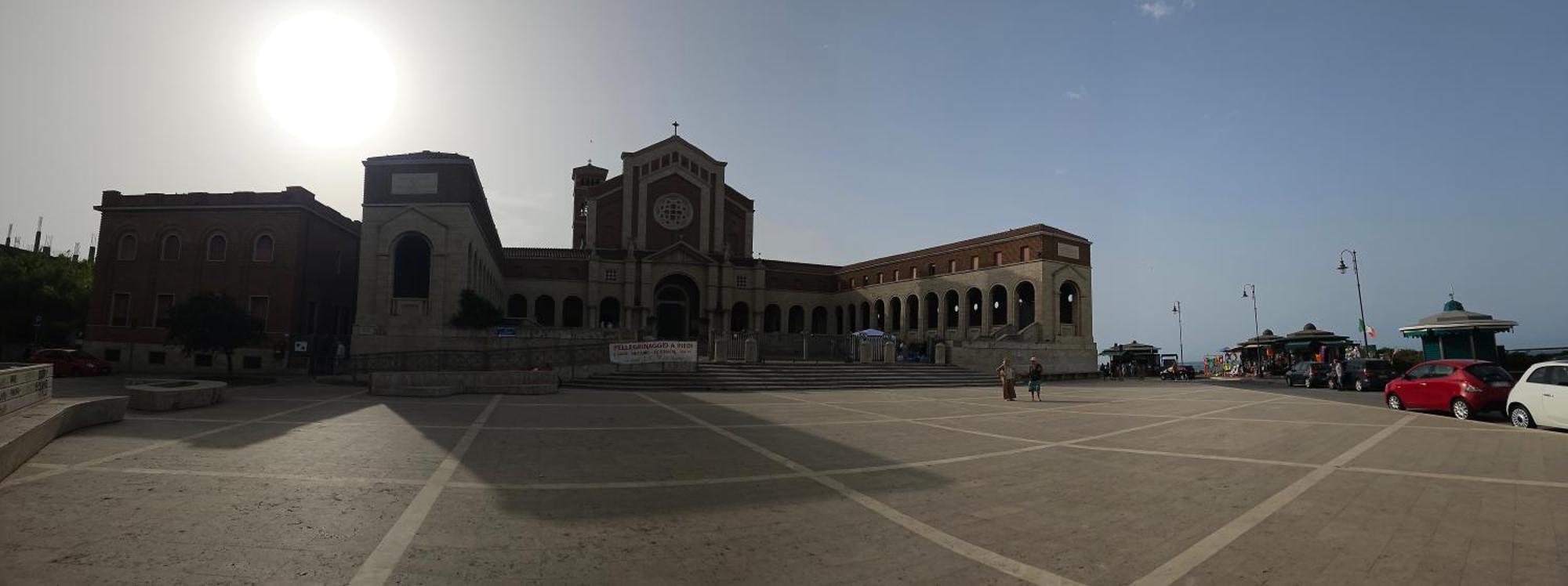 Terrazza A Nettuno E Chiesa Giubilare Santa Maria Goretti المظهر الخارجي الصورة