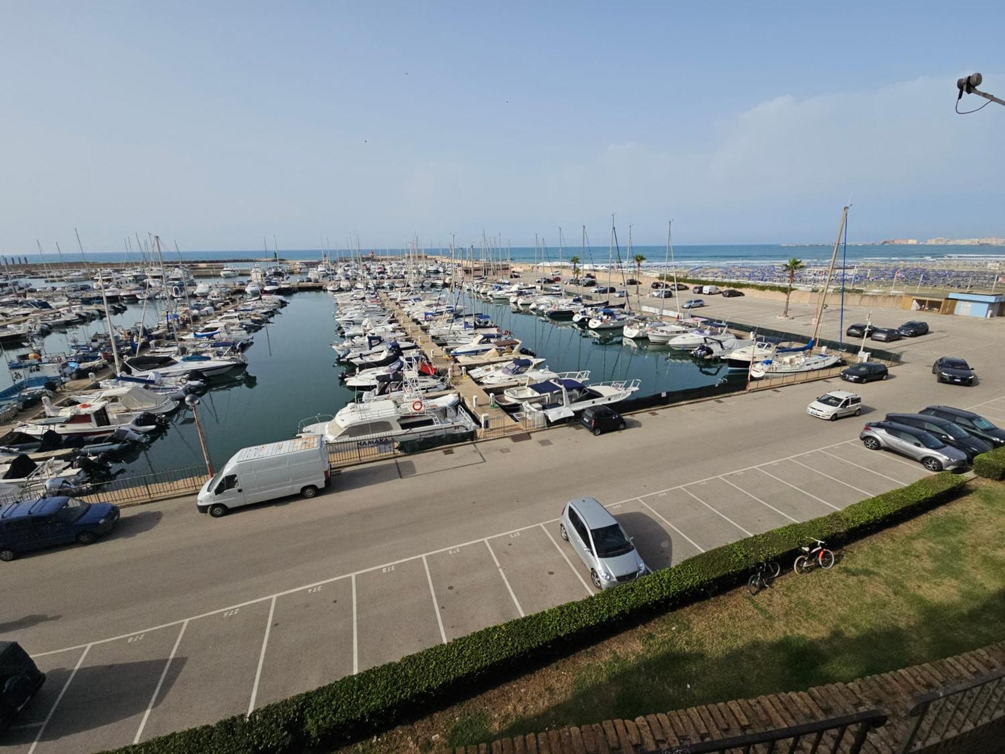 Terrazza A Nettuno E Chiesa Giubilare Santa Maria Goretti المظهر الخارجي الصورة